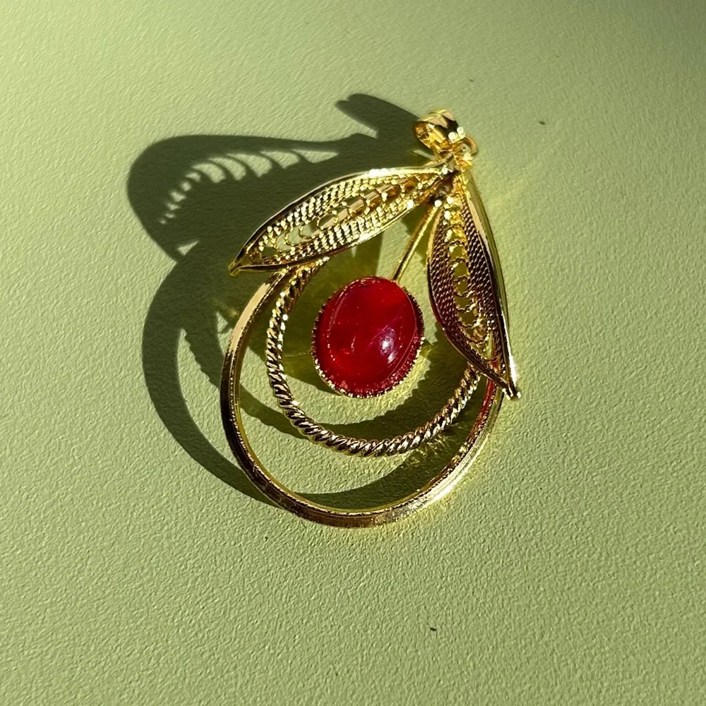 Gold filigree pendant with red jewel - Picture 2 of 4